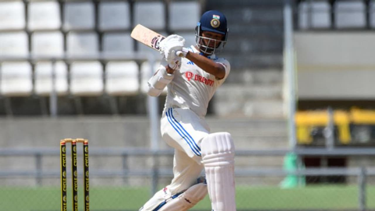 ചരിത്രമെഴുതി യശസ്വി ജയ്സ്വാള് പുറത്ത്; പക്ഷേ ധവാന്റെയും രോഹിത്തിന്റേയും റെക്കോർഡ് തകർന്നില്ല ചരിത്രമെഴുതി യശസ്വി ജയ്സ്വാള് പുറത്ത്; പക്ഷേ ധവാന്റെയും രോഹിത്തിന്റേയും റെക്കോർഡ് തകർന്നില്ല