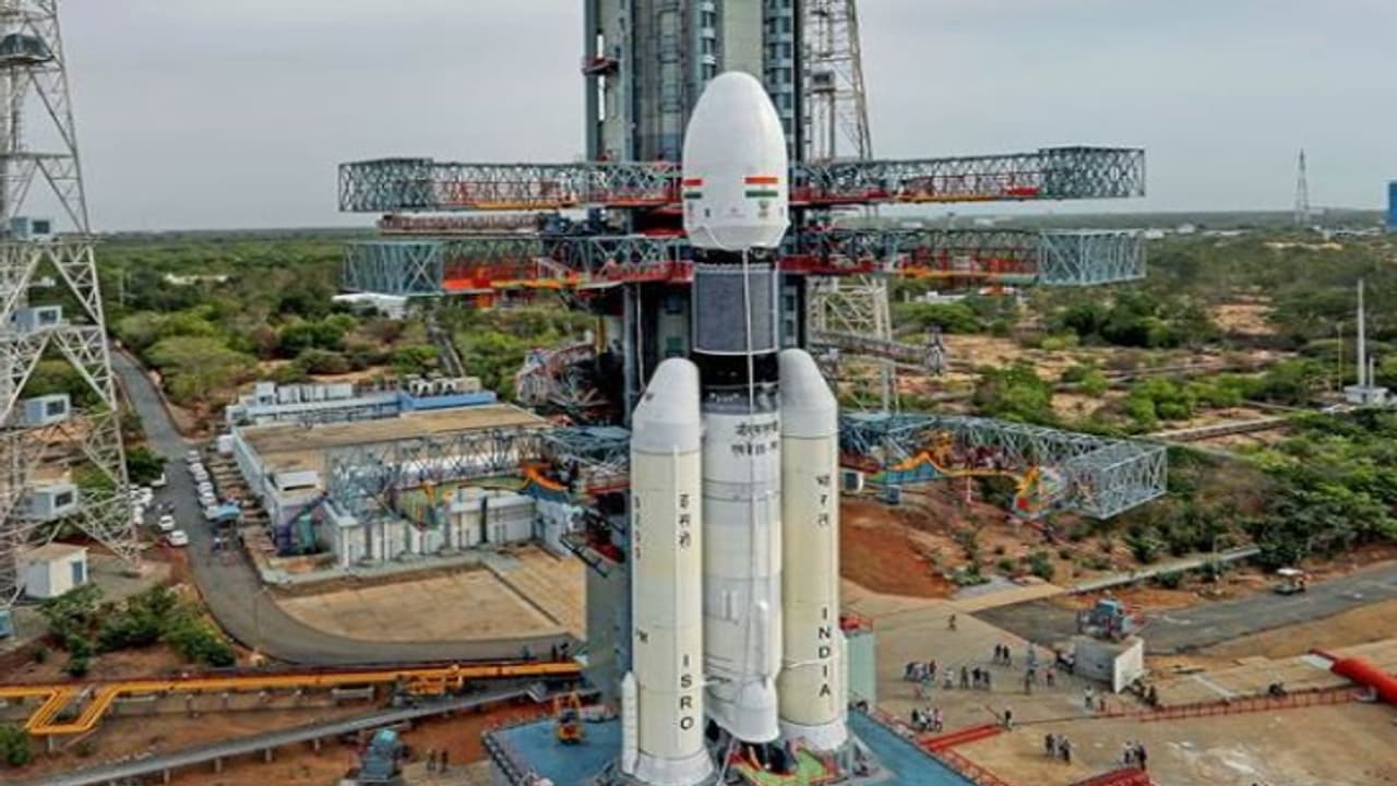 Chandrayaan 3: நிலவின் தென்துருவத்தில் என்ன இருக்கிறது? ஏன் இஸ்ரோ அதற்கு முக்கியத்துவம் கொடுக்கிறது? Chandrayaan 3: நிலவின் தென்துருவத்தில் என்ன இருக்கிறது? ஏன் இஸ்ரோ அதற்கு முக்கியத்துவம் கொடுக்கிறது?