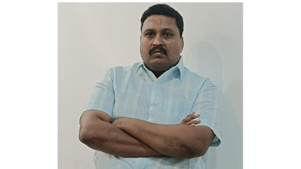 എടിഎമ്മുകളില്‍ പണമെടുക്കാന്‍ അറിയാത്തവര്‍ക്ക് സ്ഥിരം സഹായി, കാര്യമറിയുക പിറ്റേ ദിവസം മാത്രം; യുവാവ് പിടിയില്‍