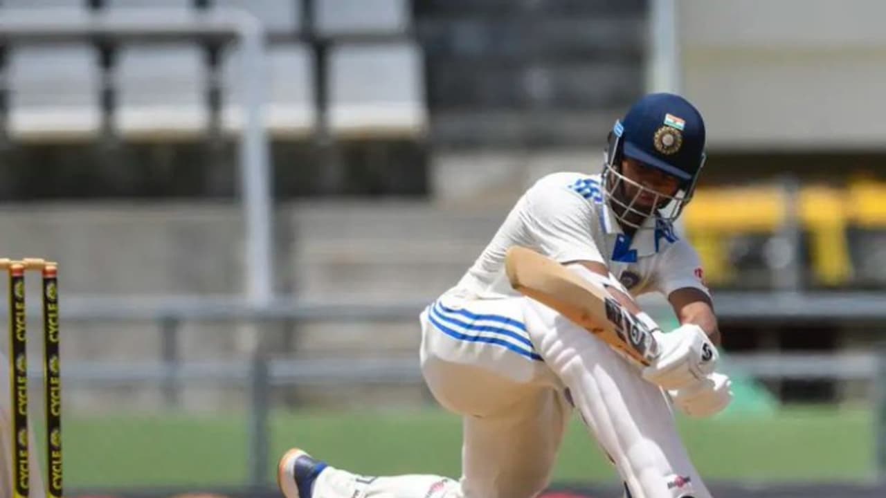 ముగిసిన రెండో రోజు ఆట.... 2 వికెట్లు కోల్పోయిన టీమిండియా, యశస్వి జైస్వాల్ భారీ సెంచరీతో...