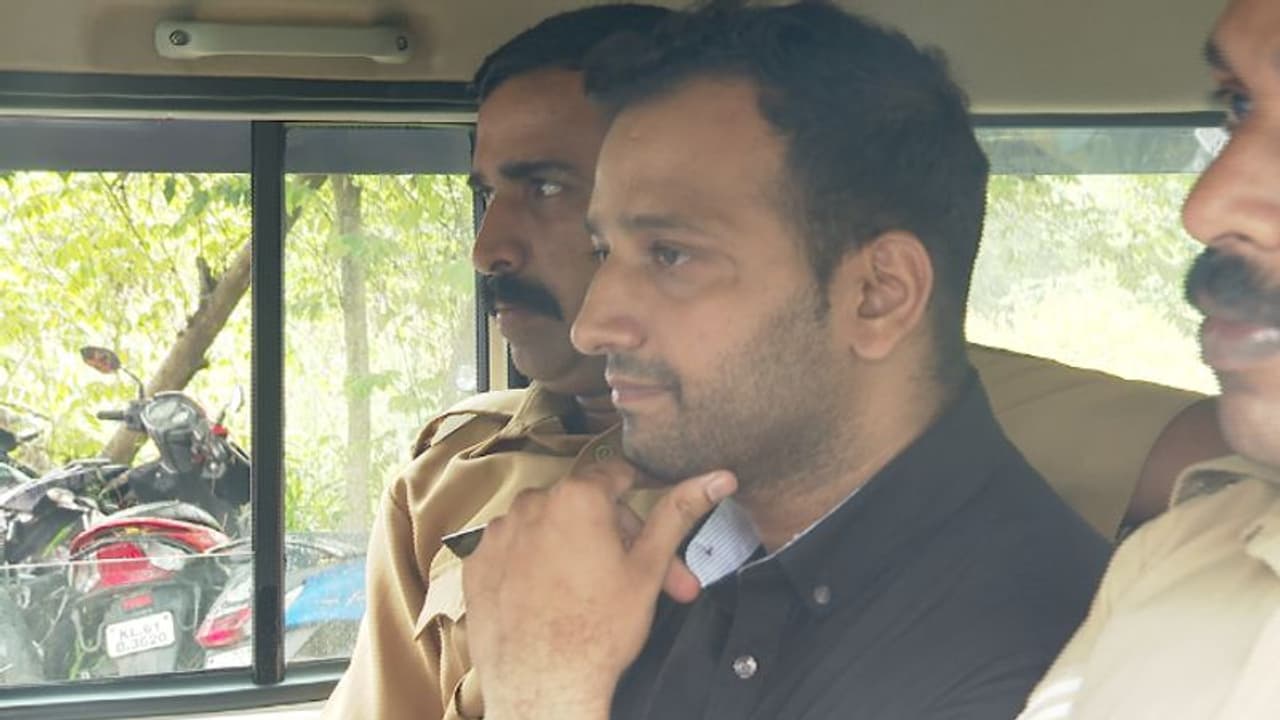 'ബിടെക് ബിരുദധാരി, 20 ലക്ഷം വാർഷിക വരുമാനം'; പ്രണയവിവാഹം മറച്ച് വച്ച് രണ്ടാം വിവാഹം, യുവാവ് പിടിയിൽ 'ബിടെക് ബിരുദധാരി, 20 ലക്ഷം വാർഷിക വരുമാനം'; പ്രണയവിവാഹം മറച്ച് വച്ച് രണ്ടാം വിവാഹം, യുവാവ് പിടിയിൽ