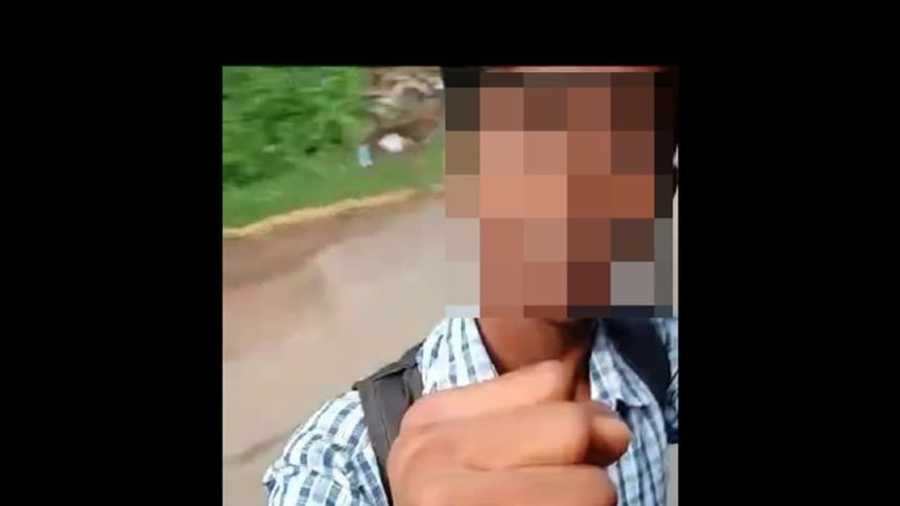 பேருந்தில் உள்ளே வரச்சொன்ன நடத்துநரை ஆபாச வார்த்தைகளால் வசைபாடிய அரசுப்பள்ளி மாணவர் பேருந்தில் உள்ளே வரச்சொன்ன நடத்துநரை ஆபாச வார்த்தைகளால் வசைபாடிய அரசுப்பள்ளி மாணவர்