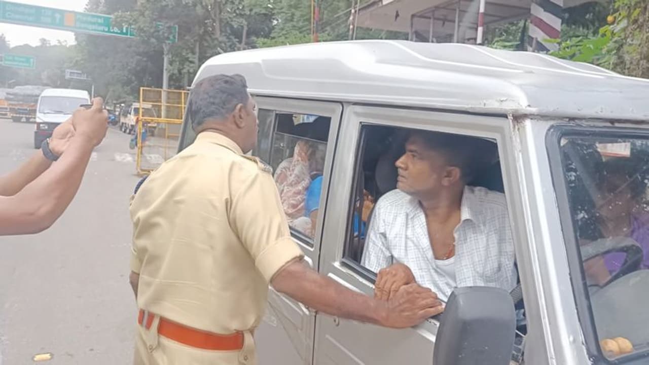 തൊഴിലാളികളുമായി അതിർത്തി കടന്ന് എത്തുന്ന വാഹനങ്ങൾ സ്ഥിരം അപകടത്തിൽപ്പെടുന്നു; പിന്നാലെ കർശന പരിശോധന തൊഴിലാളികളുമായി അതിർത്തി കടന്ന് എത്തുന്ന വാഹനങ്ങൾ സ്ഥിരം അപകടത്തിൽപ്പെടുന്നു; പിന്നാലെ കർശന പരിശോധന