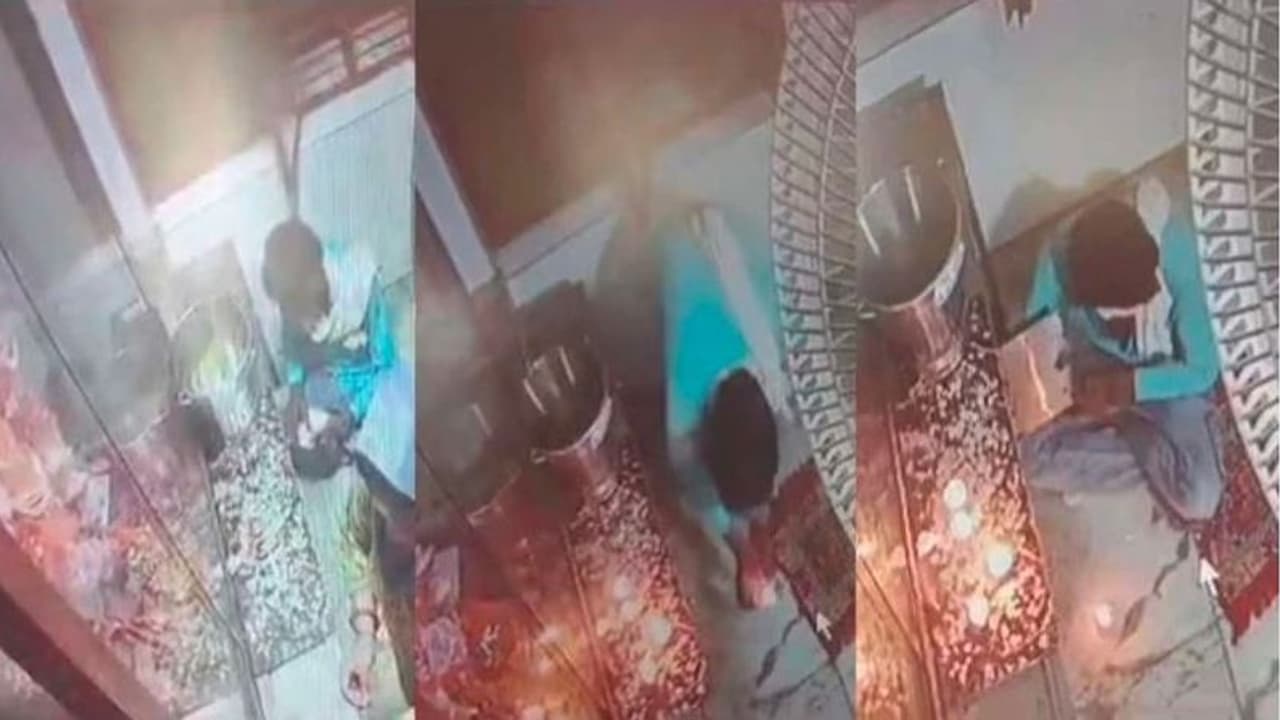 ಹನುಮಾನ್ ಚಾಲೀಸ್ ಪಠಿಸುತ್ತಲೇ ಕೈಚಳಕ: 5 ಸಾವಿರ ಕದ್ದು ಭಜರಂಗಿಗೆ 10 ರೂ ಬಿಟ್ಟು ಹೋದ 'ಕಳ್ ಭಕ್ತ' ಹನುಮಾನ್ ಚಾಲೀಸ್ ಪಠಿಸುತ್ತಲೇ ಕೈಚಳಕ: 5 ಸಾವಿರ ಕದ್ದು ಭಜರಂಗಿಗೆ 10 ರೂ ಬಿಟ್ಟು ಹೋದ 'ಕಳ್ ಭಕ್ತ'