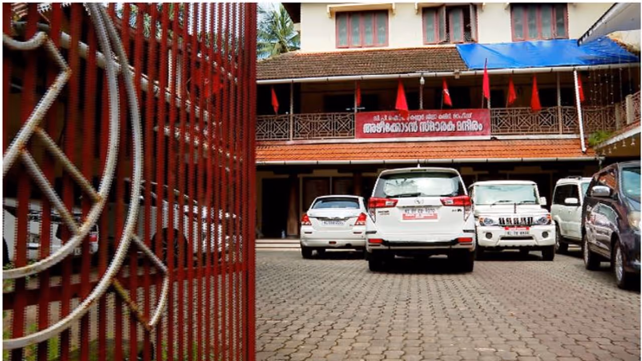 ചുവന്ന ഓർമ്മകൾ ബാക്കി, അഴീക്കോടൻ സ്മാരക മന്ദിരം പൊളിച്ചു പണിയുന്നു; അത്യാധുനിക സൗകര്യങ്ങളോടെ പുതിയ കെട്ടിടം ചുവന്ന ഓർമ്മകൾ ബാക്കി, അഴീക്കോടൻ സ്മാരക മന്ദിരം പൊളിച്ചു പണിയുന്നു; അത്യാധുനിക സൗകര്യങ്ങളോടെ പുതിയ കെട്ടിടം