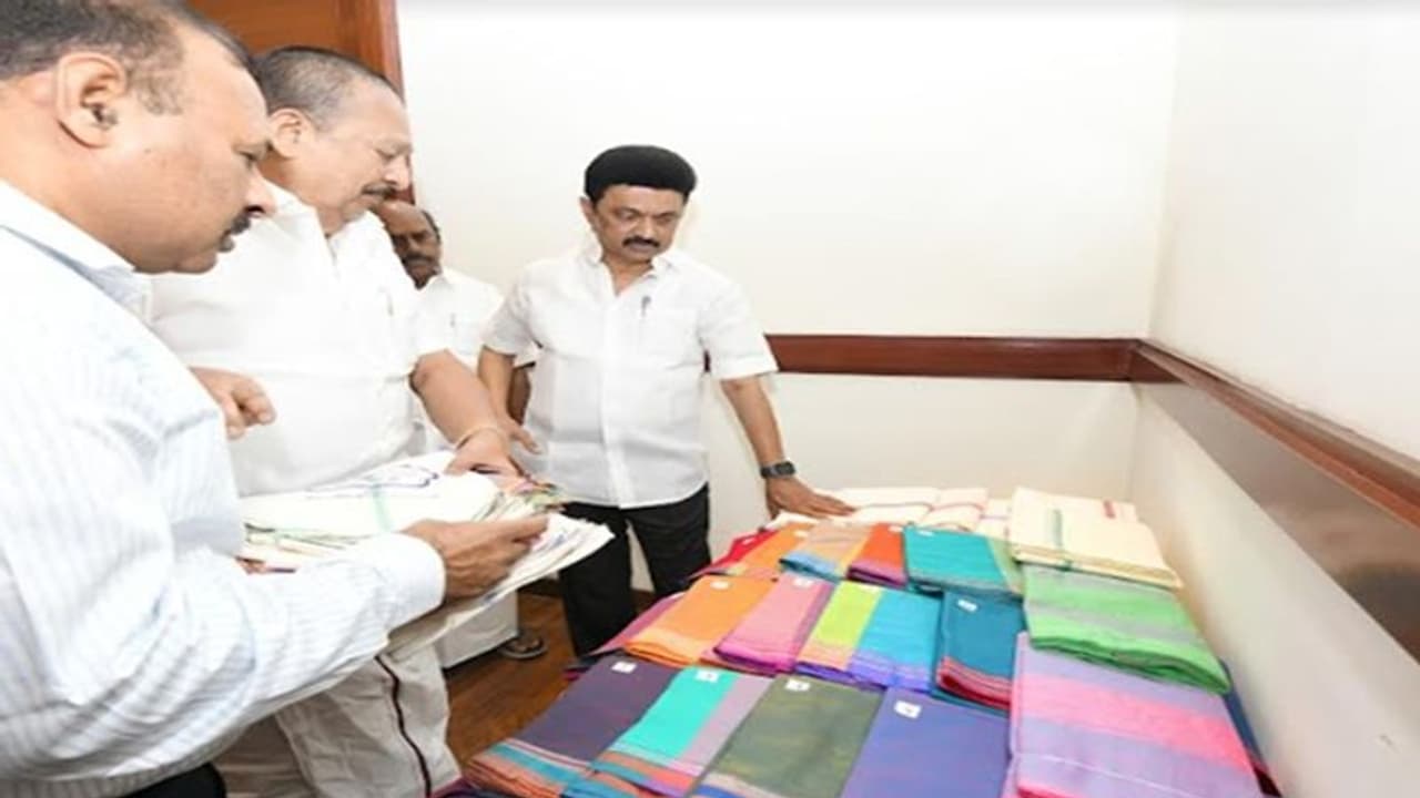 பொங்கலுக்கு வேட்டி, சேலை: நிதி ஒதுக்கிய தமிழ்நாடு அரசு!