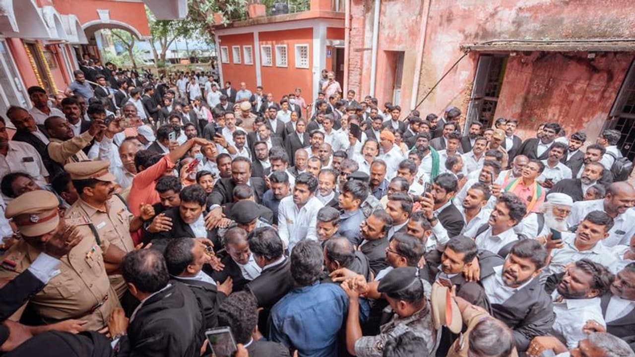 திமுகவின் இரண்டாவது ஊழல் பட்டியலில் 300 பினாமிகள்..? சைதை நீதிமன்றத்தில் ஆஜரான அண்ணாமலை ஸ்டாலினுக்கு செக் திமுகவின் இரண்டாவது ஊழல் பட்டியலில் 300 பினாமிகள்..? சைதை நீதிமன்றத்தில் ஆஜரான அண்ணாமலை ஸ்டாலினுக்கு செக்