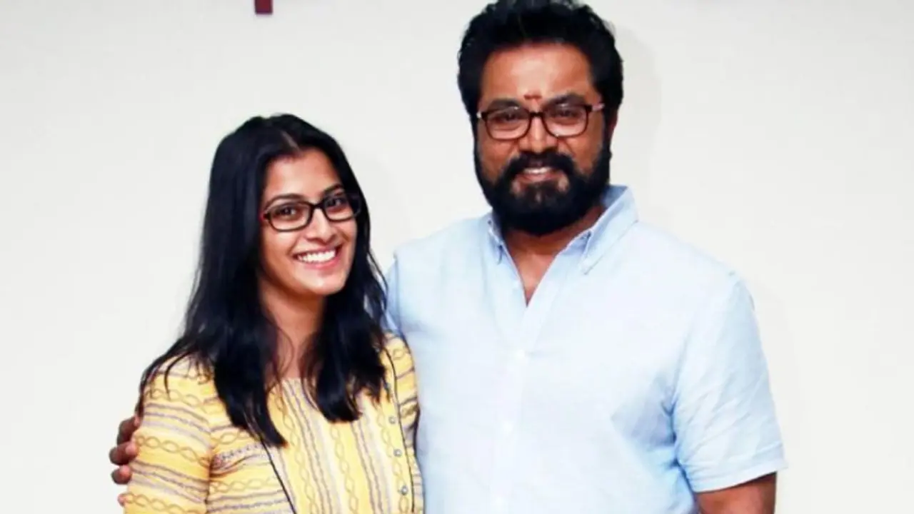 மிஸ் யூ Daddy.. So எனக்கும் சேர்த்து ஒரு கேக் பீஸ் சாப்பிடுங்க ஆசையோடு அப்பாவுக்கு வாழ்த்து சொன்ன வரலக்ஷ்மி!