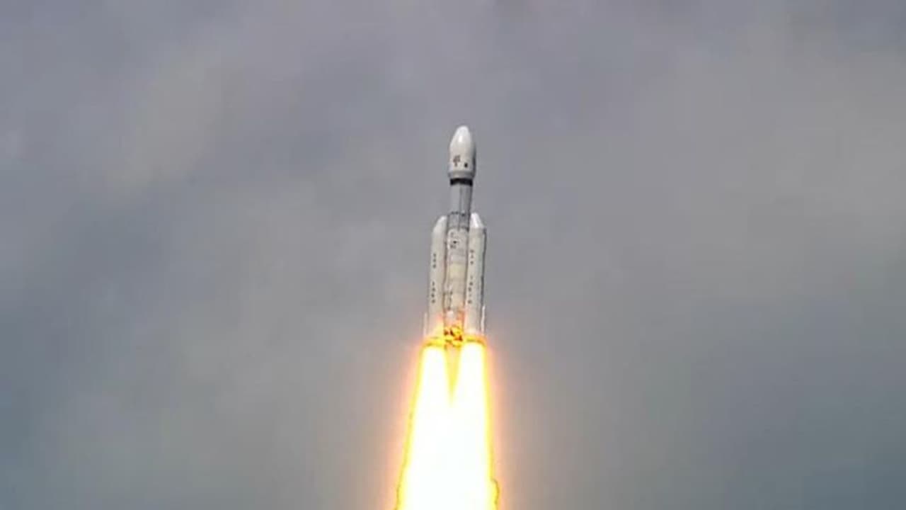 சந்திரயான் 3 விண்கலம் வெற்றிகரமாக சுற்றுவட்டப் பாதையில் நிலைநிறுத்தம்.. இஸ்ரோ தகவல்..