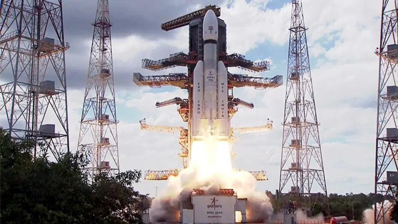 Chandrayaan 3 : చంద్రయాన్ 3 ప్రయోగం విజయవంతం.. ల్యాండర్ చంద్రుడిపై ఎప్పుడు దిగనుందంటే..? Chandrayaan 3 : చంద్రయాన్ 3 ప్రయోగం విజయవంతం.. ల్యాండర్ చంద్రుడిపై ఎప్పుడు దిగనుందంటే..?