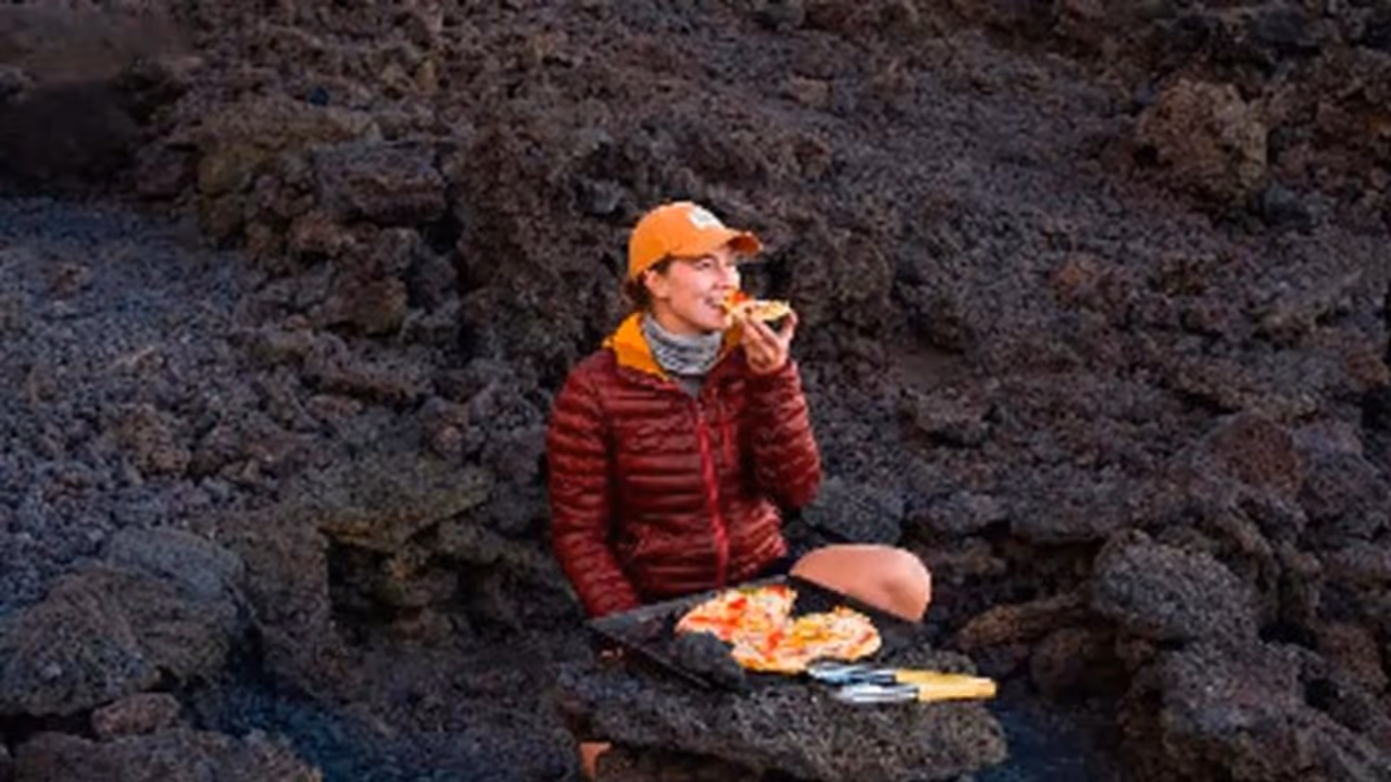 അഗ്നിപര്വതത്തിന്റെ ചൂടില് വേവിച്ചെടുത്ത പിസ; യുവതിയുടെ വീഡിയോ ശ്രദ്ധേയമാകുന്നു അഗ്നിപര്വതത്തിന്റെ ചൂടില് വേവിച്ചെടുത്ത പിസ; യുവതിയുടെ വീഡിയോ ശ്രദ്ധേയമാകുന്നു