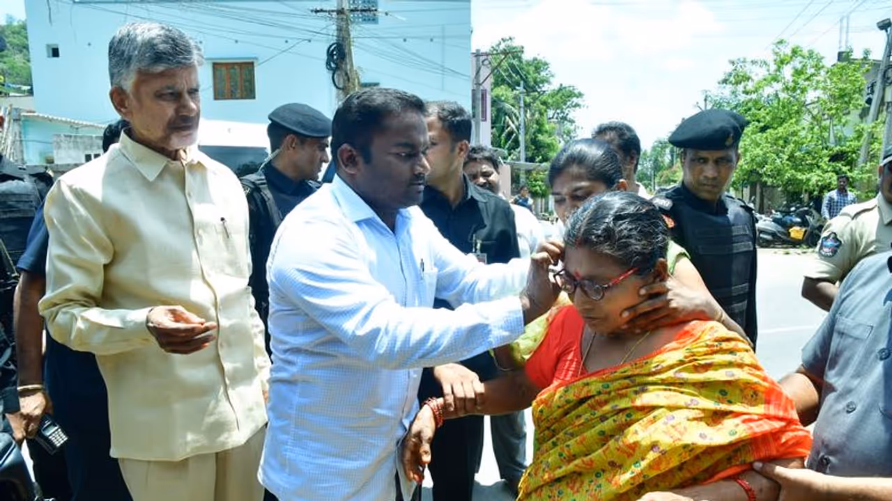 రోడ్డుపై ప్రమాదం .. మహిళలకు గాయాలు, కాన్వాయ్ ఆపించి డాక్టర్తో చికిత్స చేయించిన చంద్రబాబు రోడ్డుపై ప్రమాదం .. మహిళలకు గాయాలు, కాన్వాయ్ ఆపించి డాక్టర్తో చికిత్స చేయించిన చంద్రబాబు