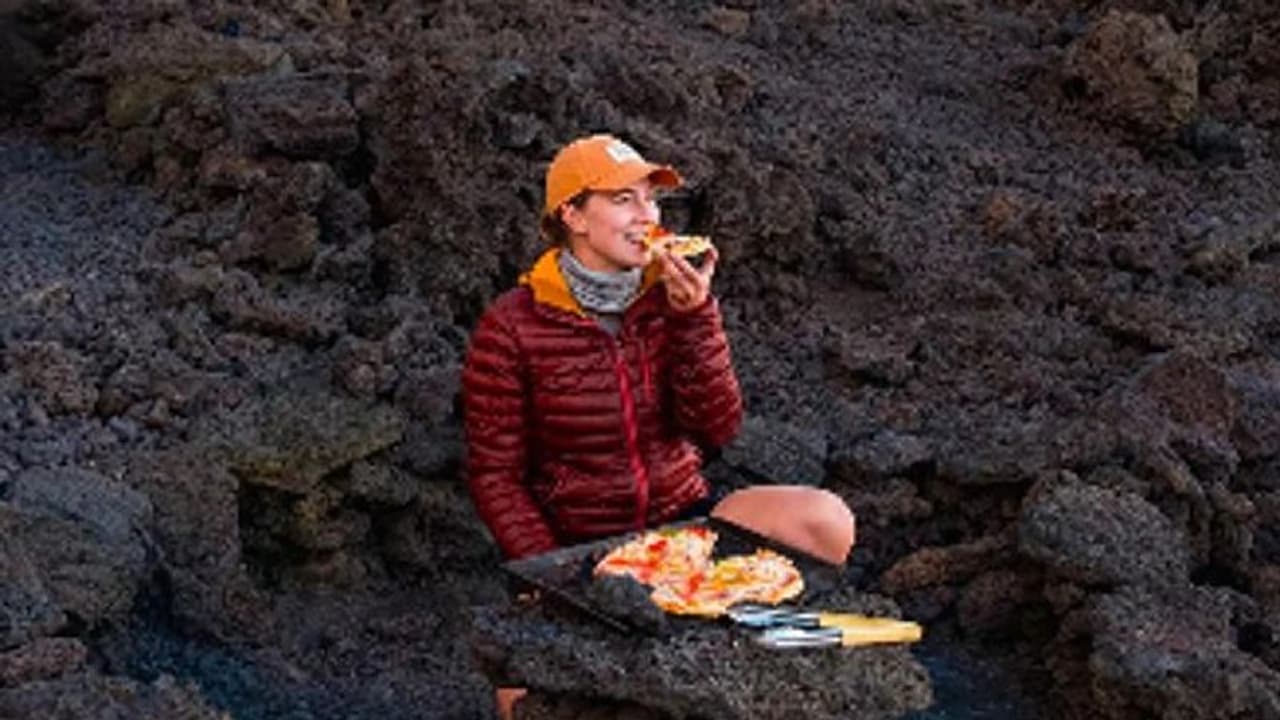 ఇదేందయ్యా ఇడ్డూరం.. పిజ్జా వండుకుని తినడానికి.. అగ్నిపర్వతంపైకి వెళ్ళిన మహిళ.. 