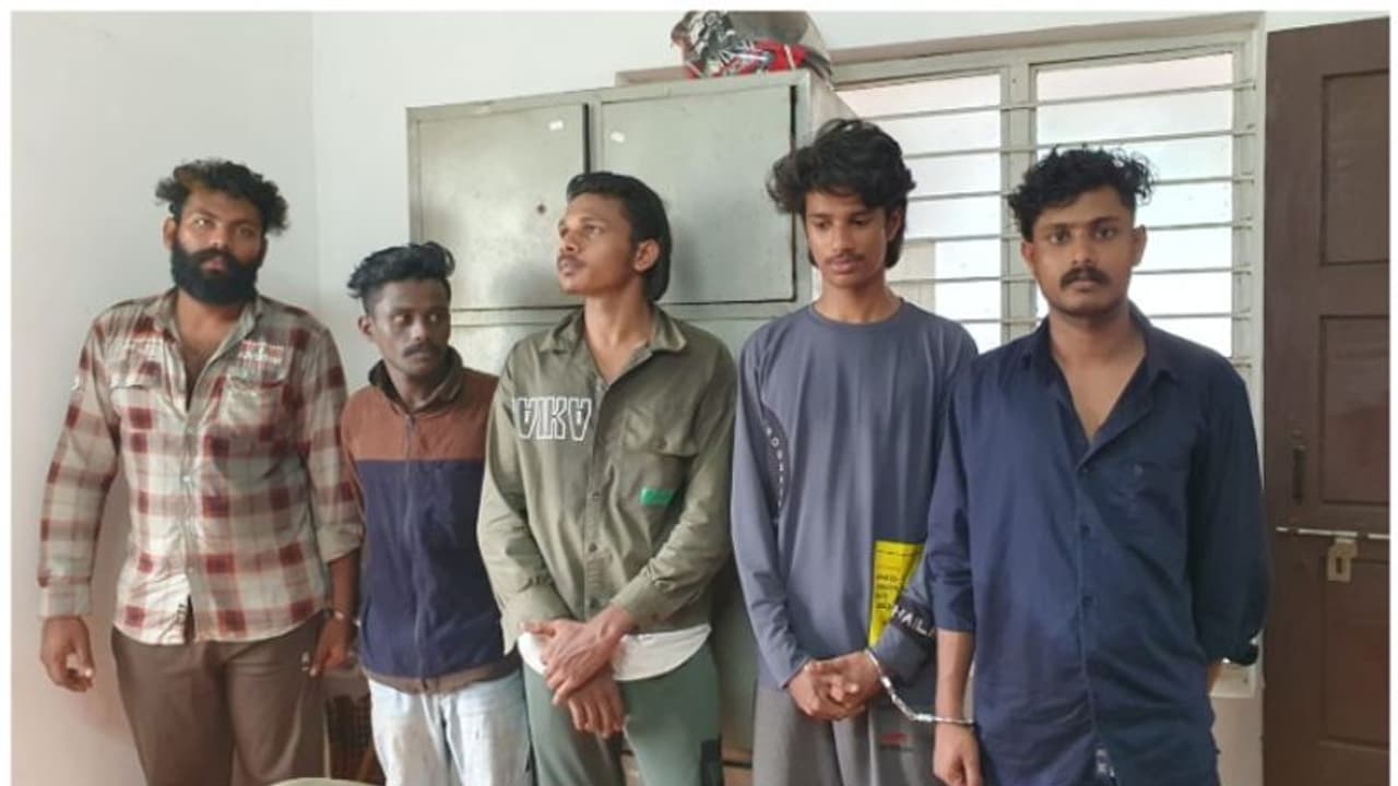 പൊലീസിനെ കണ്ട് കാറിൽ അതിവേഗം കുതിച്ചു, പിന്തുടര്ന്ന് പിടിച്ചപ്പോൾ അഞ്ച് യുവാക്കൾ, കടത്തിയത് 82 ഗ്രാം എംഡിഎംഎ പൊലീസിനെ കണ്ട് കാറിൽ അതിവേഗം കുതിച്ചു, പിന്തുടര്ന്ന് പിടിച്ചപ്പോൾ അഞ്ച് യുവാക്കൾ, കടത്തിയത് 82 ഗ്രാം എംഡിഎംഎ