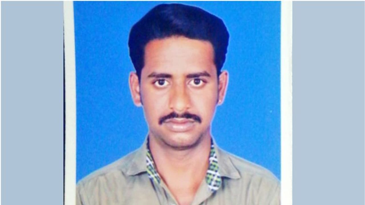 ജീവനൊടുക്കിയ പ്രവാസി യുവാവിന്റെ മൃതദേഹം സൗദി അറേബ്യയില് സംസ്കരിച്ചു ജീവനൊടുക്കിയ പ്രവാസി യുവാവിന്റെ മൃതദേഹം സൗദി അറേബ്യയില് സംസ്കരിച്ചു