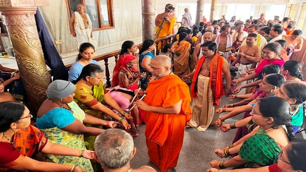 ರಾಯಚೂರು: ರಾಯರ ಮಠದಲ್ಲಿ ಸುದರ್ಶನ ಹೋಮ, ತಪ್ತ ಮುದ್ರಾಧಾರಣೆ ರಾಯಚೂರು: ರಾಯರ ಮಠದಲ್ಲಿ ಸುದರ್ಶನ ಹೋಮ, ತಪ್ತ ಮುದ್ರಾಧಾರಣೆ