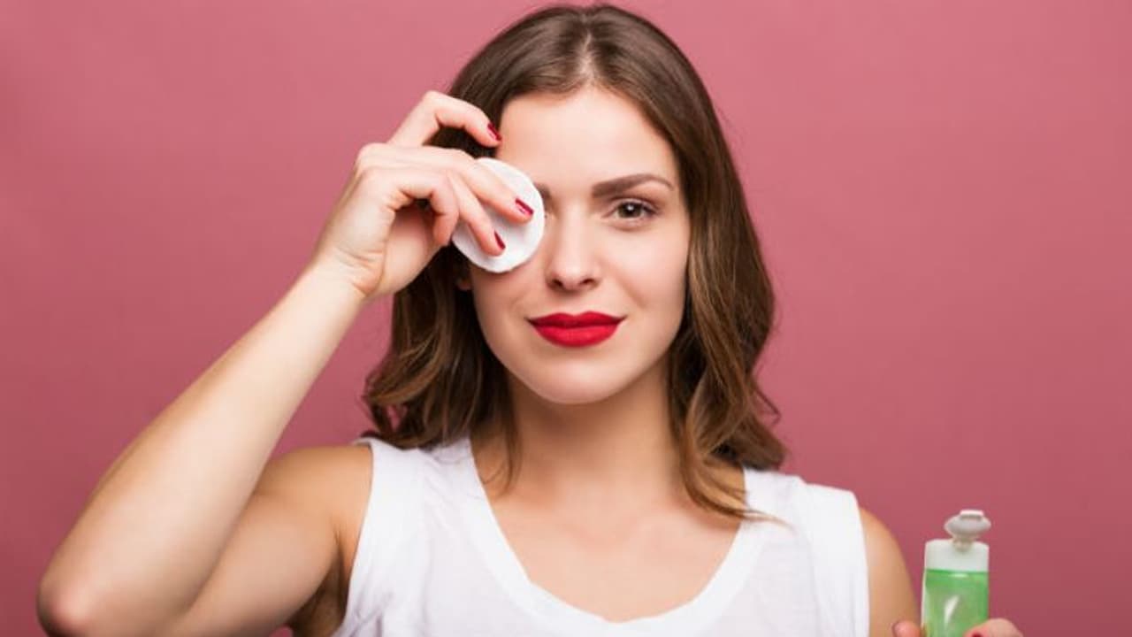 രാത്രിയില്‍ മേക്കപ്പ് നീക്കം ചെയ്യാന്‍ മറന്നോ? ശ്രദ്ധിക്കേണ്ട കാര്യങ്ങള്‍...