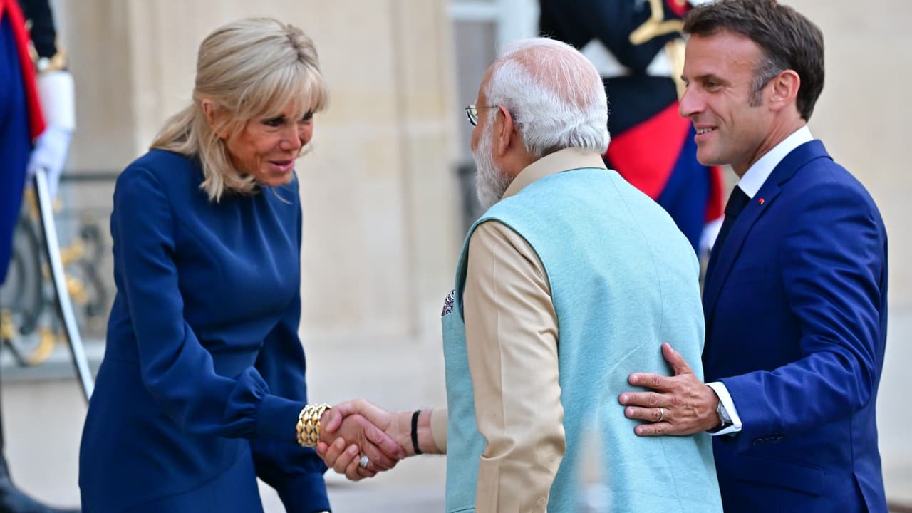 விருந்தில் விதிமுறைகளை பிரதமர் மோடிக்காக தளர்த்திக் கொண்ட பிரான்ஸ்; விருந்தில் இதுவும் இடம் பெற்றது!!