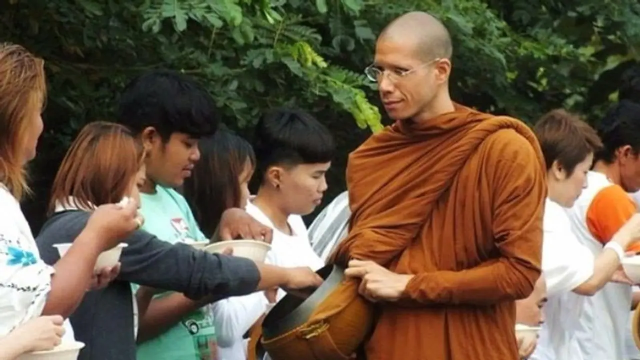 రియల్ బిచ్చగాడు..రూ. 40 వేల కోట్ల ఆస్తులు వదిలేసి భిక్షాటన చేస్తున్న శ్రీమంతుడు. రియల్ బిచ్చగాడు..రూ. 40 వేల కోట్ల ఆస్తులు వదిలేసి భిక్షాటన చేస్తున్న శ్రీమంతుడు.