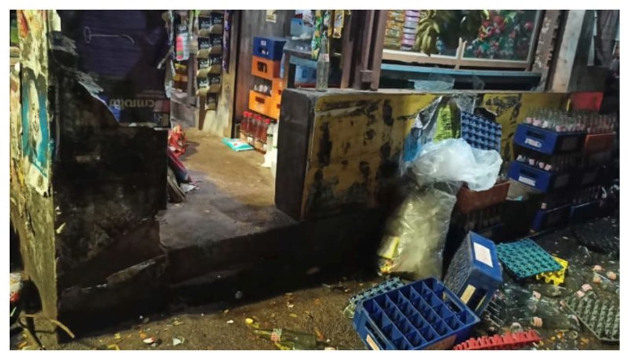 സ്കൂൾ കുട്ടികൾക്കടക്കം ലഹരി വിൽക്കുന്നുവെന്നാരോപണം; നാട്ടുകാർ സംഘടിച്ചെത്തി കട അടിച്ചുതകർത്തു സ്കൂൾ കുട്ടികൾക്കടക്കം ലഹരി വിൽക്കുന്നുവെന്നാരോപണം; നാട്ടുകാർ സംഘടിച്ചെത്തി കട അടിച്ചുതകർത്തു