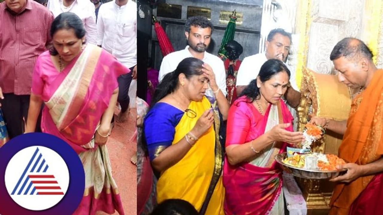 ಮೋದಿ ಮತ್ತೆ ಪ್ರಧಾನಿಯಾಗಲೆಂದು ಚಾಮುಂಡಿ ಬೆಟ್ಟ ಹತ್ತಿದ ಶೋಭಾ ಮೋದಿ ಮತ್ತೆ ಪ್ರಧಾನಿಯಾಗಲೆಂದು ಚಾಮುಂಡಿ ಬೆಟ್ಟ ಹತ್ತಿದ ಶೋಭಾ