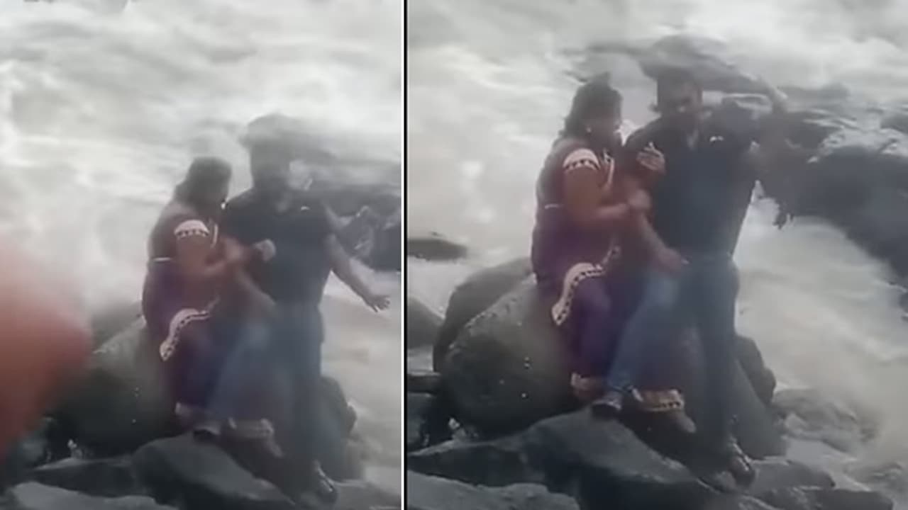 సముద్రం ఒడ్డున భర్తతో కలిసి ఫొటో తీసుకుంటుండగా విషాదం.. మహిళను లోపలికి లాక్కెళ్లిన భారీ అల.. వీడియో వైరల్ 