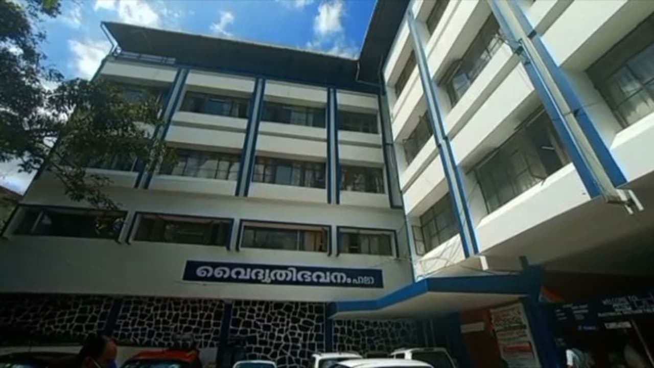 വാക്കുതർക്കം, അടി, ആത്മഹത്യാശ്രമം; ഒടുവിൽ കെഎസ്ഇബി എക്സിക്യുട്ടീവ് എഞ്ചിനീയർക്ക് സസ്പെൻഷൻ, സംഭവം പാലായിൽ വാക്കുതർക്കം, അടി, ആത്മഹത്യാശ്രമം; ഒടുവിൽ കെഎസ്ഇബി എക്സിക്യുട്ടീവ് എഞ്ചിനീയർക്ക് സസ്പെൻഷൻ, സംഭവം പാലായിൽ