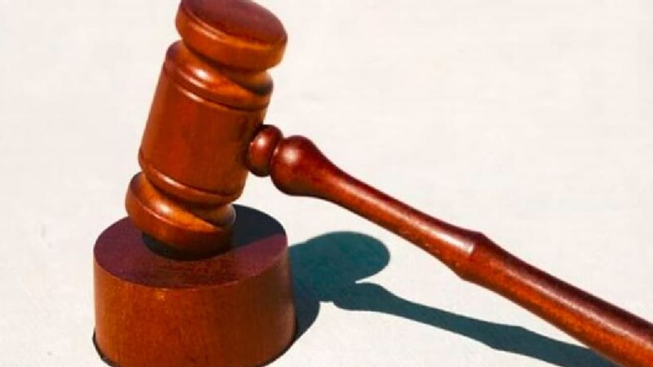 ಇರುವೆ ಕೊಲ್ಲಲು ಸುತ್ತಿಗೆ ಏಕೆ ತರುತ್ತೀರಿ?: ಕೇಂದ್ರಕ್ಕೆ ಬಾಂಬೆ ಹೈ ಕೋರ್ಟ್ ಚಾಟಿ ಇರುವೆ ಕೊಲ್ಲಲು ಸುತ್ತಿಗೆ ಏಕೆ ತರುತ್ತೀರಿ?: ಕೇಂದ್ರಕ್ಕೆ ಬಾಂಬೆ ಹೈ ಕೋರ್ಟ್ ಚಾಟಿ