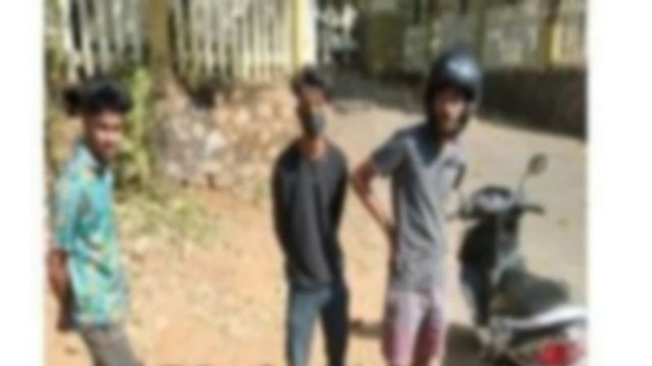 പ്രായപൂർത്തിയാകാത്ത മകൻ സ്കൂട്ടർ ഓടിച്ചു, അമ്മയ്ക്ക് കാൽ ലക്ഷം രൂപ പിഴ; അച്ഛനെ വെറുതെ വിട്ടു പ്രായപൂർത്തിയാകാത്ത മകൻ സ്കൂട്ടർ ഓടിച്ചു, അമ്മയ്ക്ക് കാൽ ലക്ഷം രൂപ പിഴ; അച്ഛനെ വെറുതെ വിട്ടു