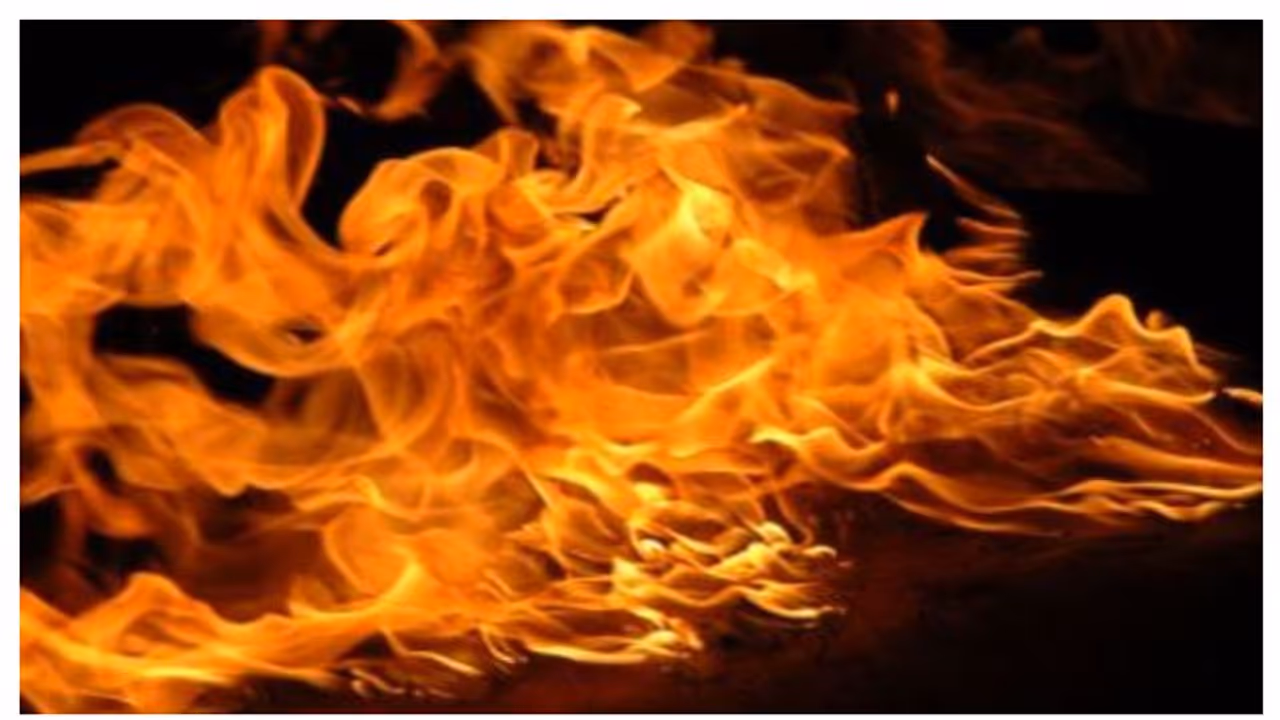 ഭാര്യയുടെ ദേഹത്തും സ്വന്തം ശരീരത്തിലും പെട്രോളൊഴിച്ച് തീ കൊളുത്തി; യുവാവ് ഗുരുതരാവസ്ഥയിൽ ആശുപത്രിയിൽ ഭാര്യയുടെ ദേഹത്തും സ്വന്തം ശരീരത്തിലും പെട്രോളൊഴിച്ച് തീ കൊളുത്തി; യുവാവ് ഗുരുതരാവസ്ഥയിൽ ആശുപത്രിയിൽ