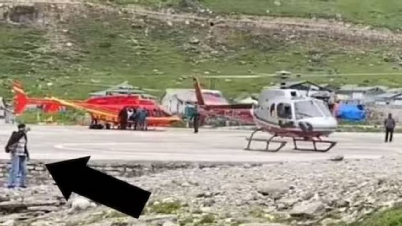 ഹെലിപാഡിൽ യുവാവിന്റെ 'ഡെയർഡെവിൾ സെൽഫി സ്റ്റണ്ട്'; രൂക്ഷ വിമർശനവുമായി നെറ്റിസൺസ് ഹെലിപാഡിൽ യുവാവിന്റെ 'ഡെയർഡെവിൾ സെൽഫി സ്റ്റണ്ട്'; രൂക്ഷ വിമർശനവുമായി നെറ്റിസൺസ്