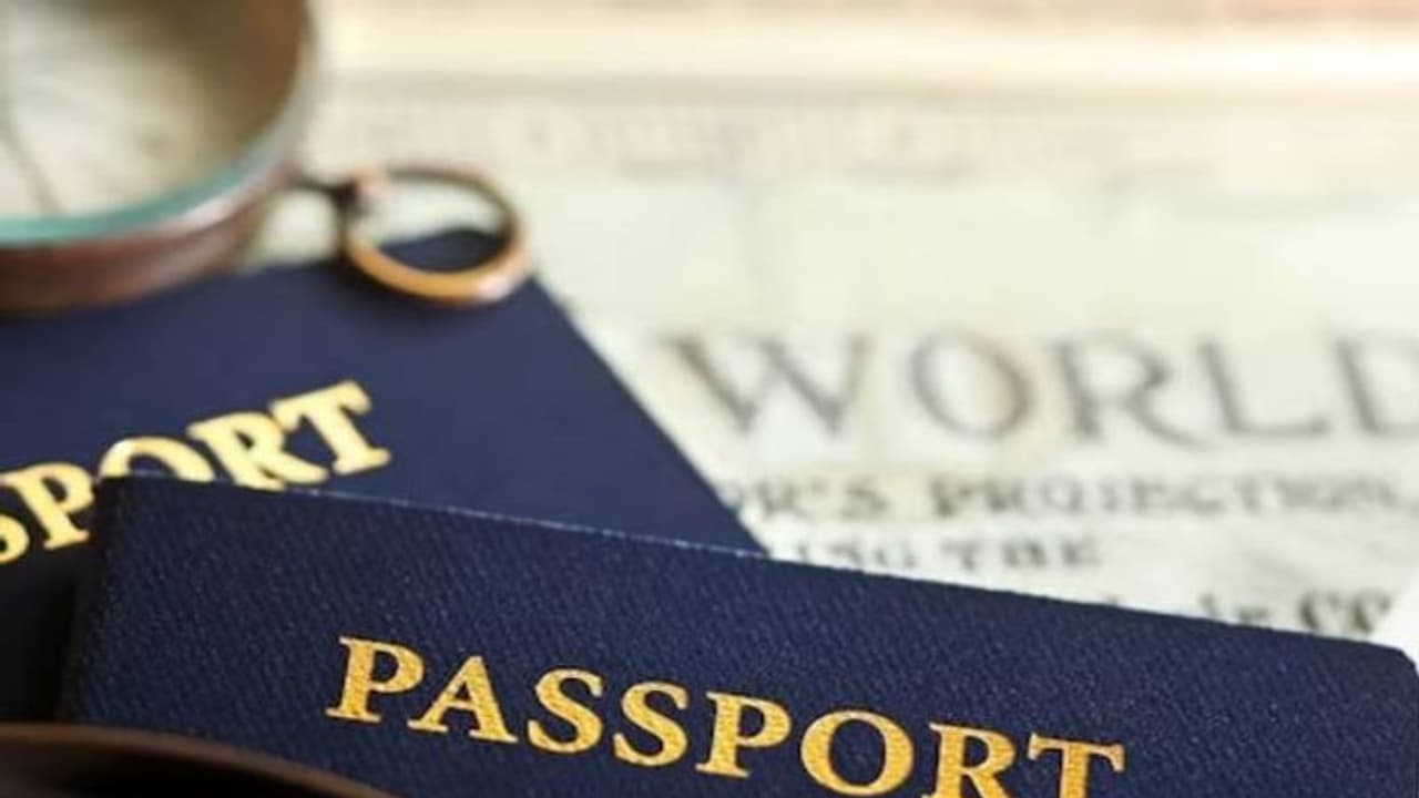 പാസ്പോർട്ട് വൃത്തിയായി സൂക്ഷിച്ചില്ലെന്ന വ്യാജേന യുവതിയിൽ നിന്നും 82,000 രൂപ പിഴ ഈടാക്കി എയർപോർട്ട് ജീവനക്കാർ പാസ്പോർട്ട് വൃത്തിയായി സൂക്ഷിച്ചില്ലെന്ന വ്യാജേന യുവതിയിൽ നിന്നും 82,000 രൂപ പിഴ ഈടാക്കി എയർപോർട്ട് ജീവനക്കാർ