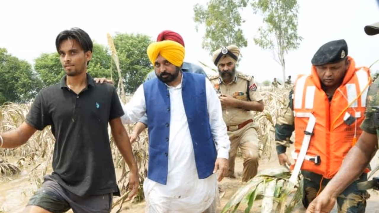 Punjab floods: పంజాబ్ సీఎం భగవంత్ మాన్ కు తృటిలో తప్పిన ప్రమాదం.. Punjab floods: పంజాబ్ సీఎం భగవంత్ మాన్ కు తృటిలో తప్పిన ప్రమాదం..