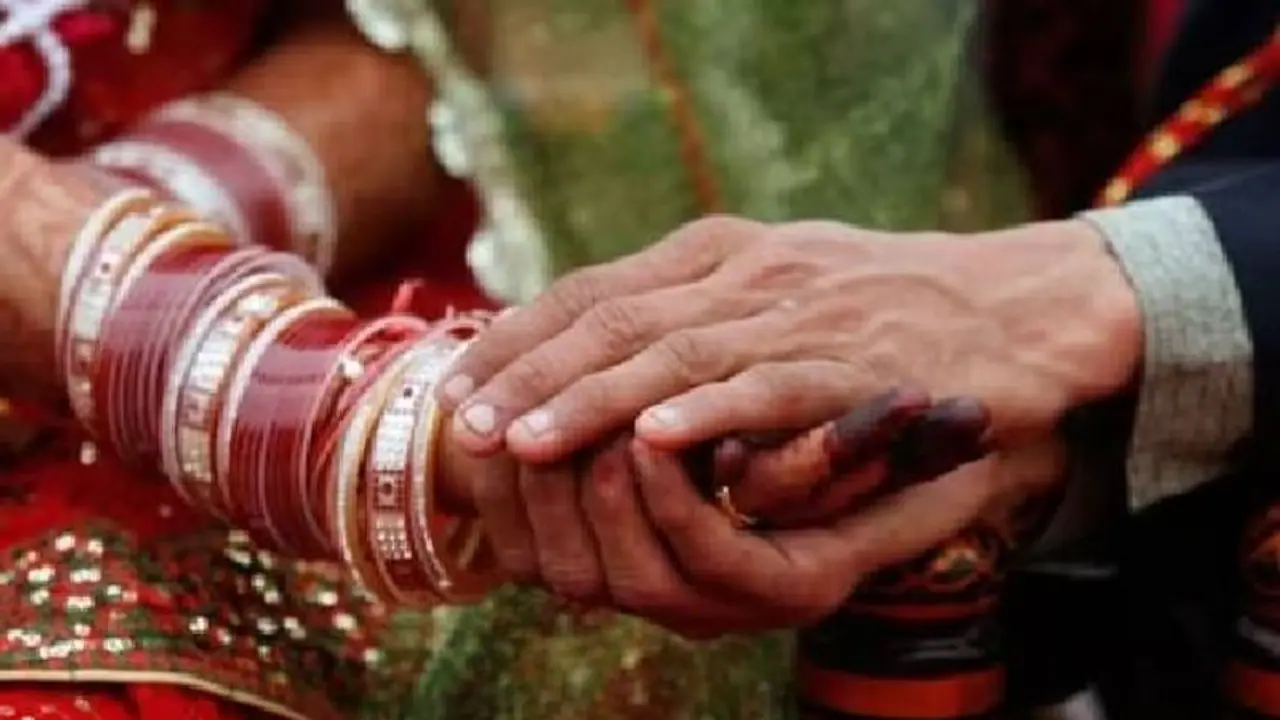 ప్రియుడితో లేచిపోయిన భార్య.. పెద్ద మనసుతో వారిద్దరికీ వివాహం జరిపించిన భర్త.. 