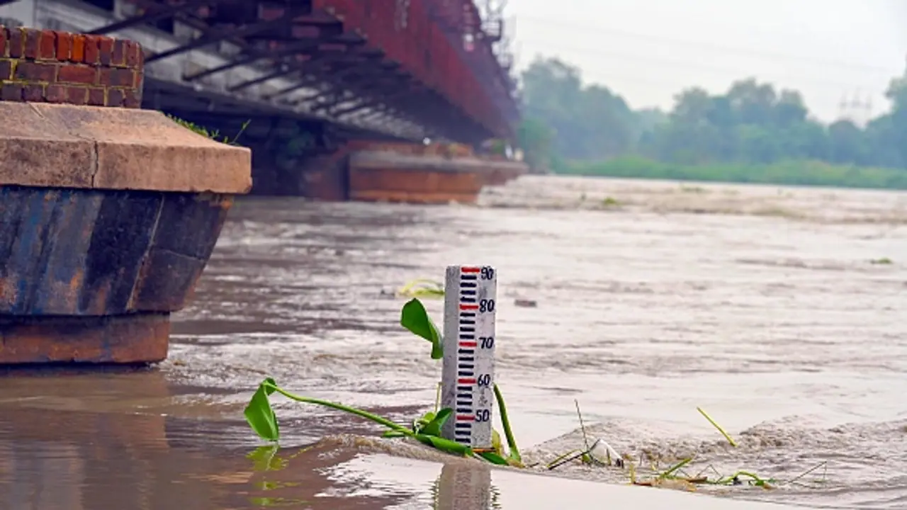 మళ్లీ దేశ రాజధానికి వరద ముప్పు.. ప్రమాద స్థాయిని దాటిన యమునా నీటిమట్టం.. అలెర్ట్ అయిన ప్రభుత్వం మళ్లీ దేశ రాజధానికి వరద ముప్పు.. ప్రమాద స్థాయిని దాటిన యమునా నీటిమట్టం.. అలెర్ట్ అయిన ప్రభుత్వం