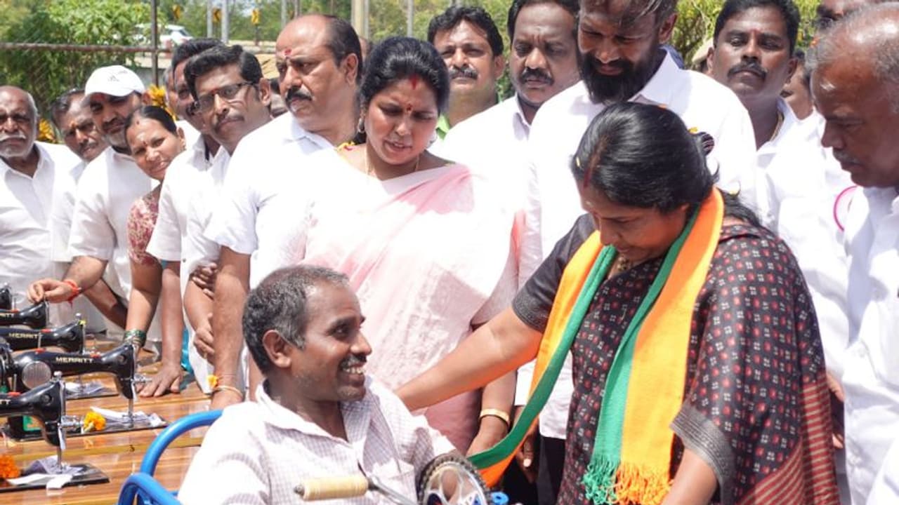 பிரதமர் சொன்னதை இந்தி தெரிந்தவர்களிடம் கேட்டு உதயநிதி தெரிந்துகொள்ள வேண்டும் வானதி சீனிவாசன் கருத்து