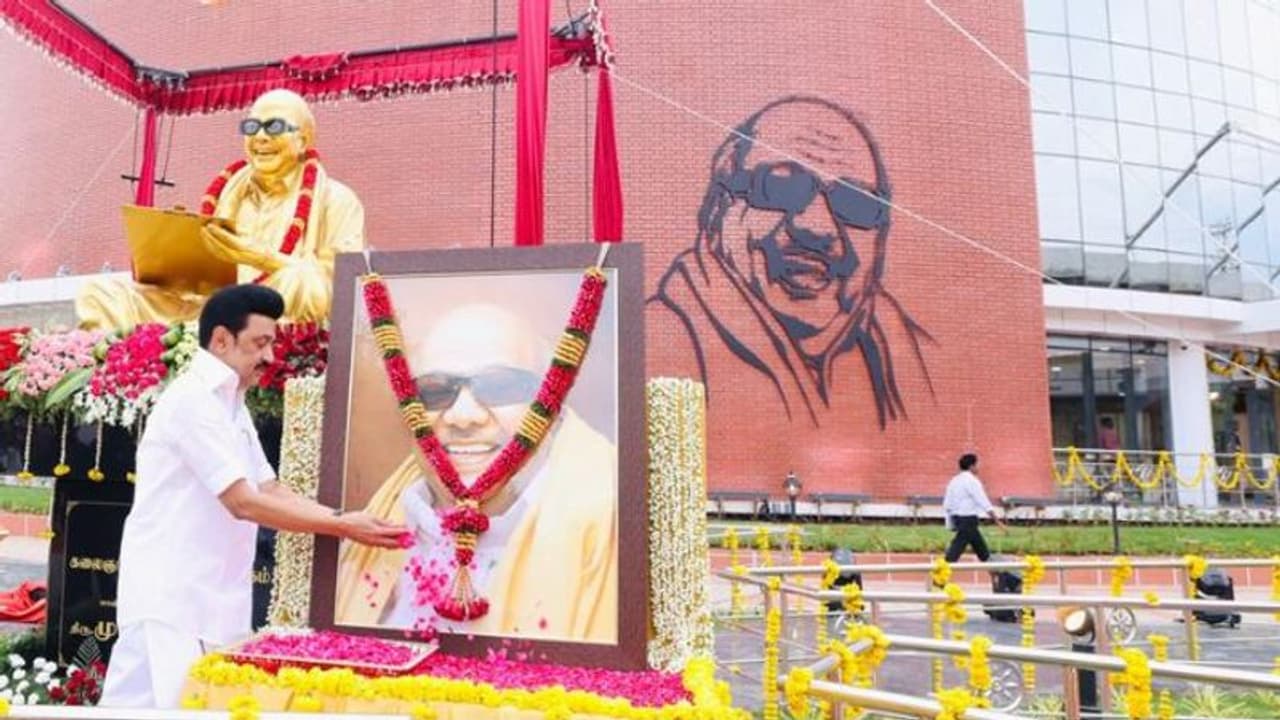 நேரில் வந்த கருணாநிதி.. நெகிழ்ந்த மு.க ஸ்டாலின் கண்கலங்கிய திமுக உடன்பிறப்புகள் நேரில் வந்த கருணாநிதி.. நெகிழ்ந்த மு.க ஸ்டாலின் கண்கலங்கிய திமுக உடன்பிறப்புகள்