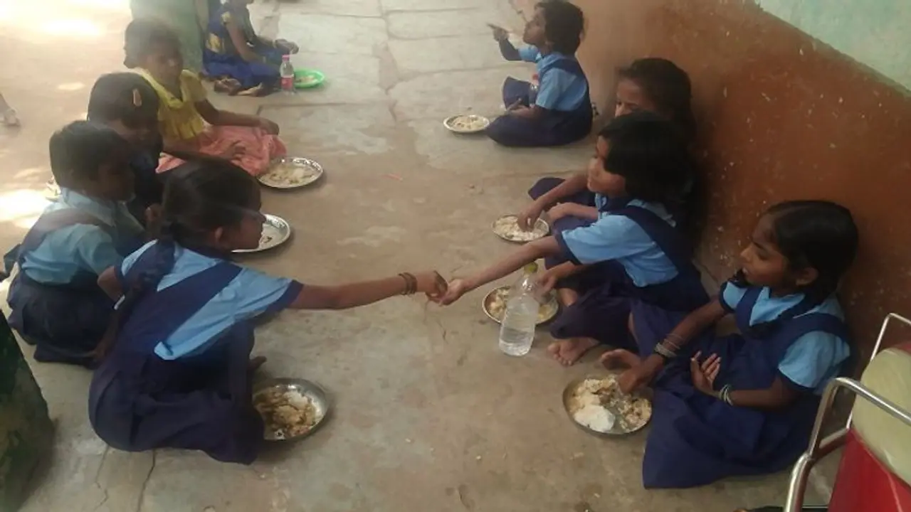 ತರಕಾರಿ ತುಟ್ಟಿ: ಬಿಸಿ​ಯೂಟ ಸಾಂಬಾ​ರಾಯ್ತು ತಿಳಿ..!