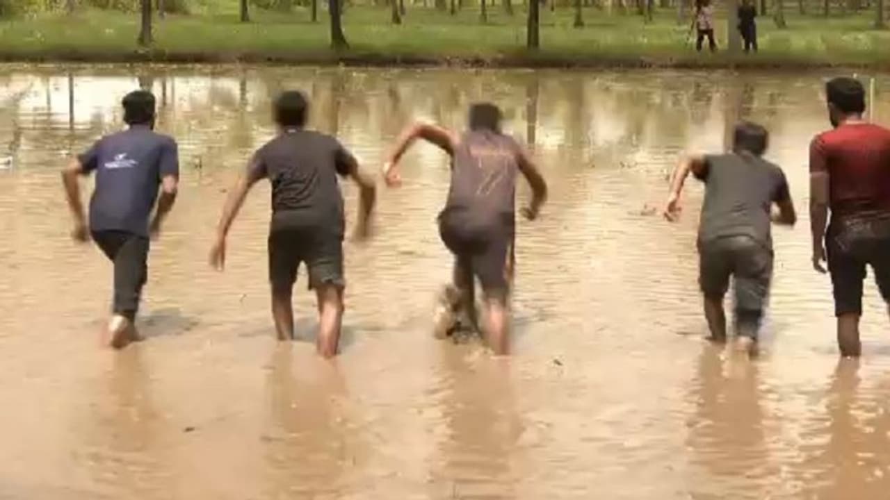 ದಾವಣಗೆರೆ: ಕೆಸರು ಗದ್ದೆ ಓಟ, ಹಗ್ಗಜಗ್ಗಾಟ, ಕೆಸರಿನಲ್ಲಿ ಮಿಂದೆದ್ದ ಮೆಡಿಕಲ್ ವಿದ್ಯಾರ್ಥಿಗಳು ದಾವಣಗೆರೆ: ಕೆಸರು ಗದ್ದೆ ಓಟ, ಹಗ್ಗಜಗ್ಗಾಟ, ಕೆಸರಿನಲ್ಲಿ ಮಿಂದೆದ್ದ ಮೆಡಿಕಲ್ ವಿದ್ಯಾರ್ಥಿಗಳು