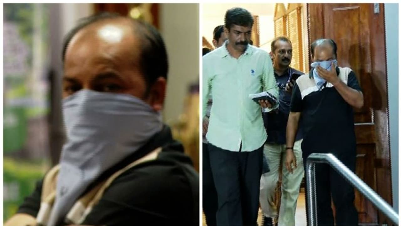 കൈക്കൂലി; പിടിയിലായ ksrtc ഉദ്യോഗസ്ഥന്റെ വീട്ടിൽ നിന്ന് 60000 രൂപ പിടിച്ചെടുത്തു, ഒളിപ്പിച്ചത് കാറിനുള്ളില് കൈക്കൂലി; പിടിയിലായ ksrtc ഉദ്യോഗസ്ഥന്റെ വീട്ടിൽ നിന്ന് 60000 രൂപ പിടിച്ചെടുത്തു, ഒളിപ്പിച്ചത് കാറിനുള്ളില്