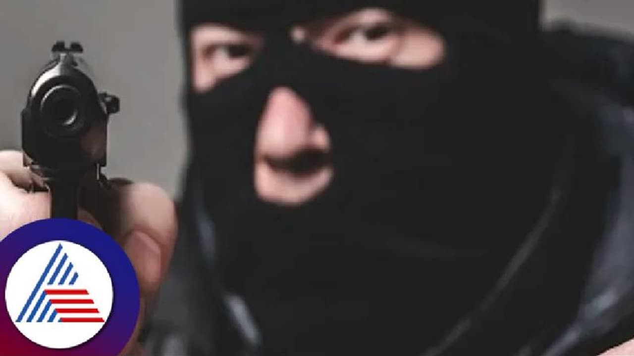 ಫ್ಲೈಓವರಲ್ಲಿ ಇಬ್ಬರನ್ನು ಅಡ್ಡಗಟ್ಟಿ 3.7 ಕೇಜಿ ಚಿನ್ನಾಭರಣ ದರೋಡೆ! ಫ್ಲೈಓವರಲ್ಲಿ ಇಬ್ಬರನ್ನು ಅಡ್ಡಗಟ್ಟಿ 3.7 ಕೇಜಿ ಚಿನ್ನಾಭರಣ ದರೋಡೆ!