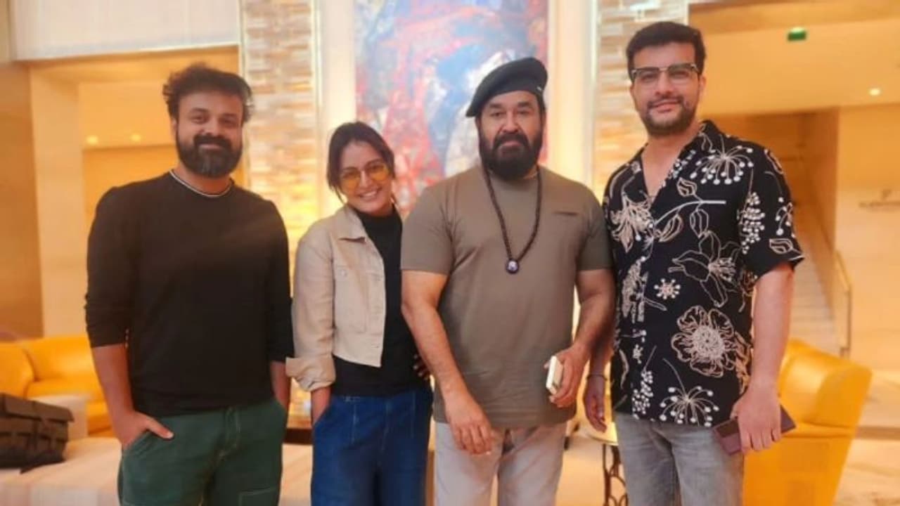 പാരീസില് ഒരു അപ്രതീക്ഷിത സംഗമം; സന്തോഷം പങ്കുവച്ച് താരങ്ങള് പാരീസില് ഒരു അപ്രതീക്ഷിത സംഗമം; സന്തോഷം പങ്കുവച്ച് താരങ്ങള്