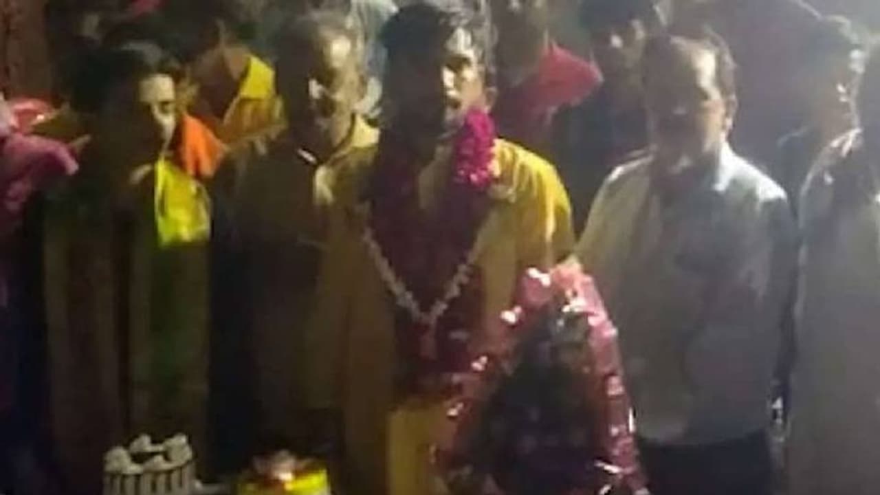 കേക്കുമുറിയും പടക്കം പൊട്ടിക്കലുമായി നടുറോഡിൽ പിറന്നാളാഘോഷം! കേക്കുമുറിയും പടക്കം പൊട്ടിക്കലുമായി നടുറോഡിൽ പിറന്നാളാഘോഷം!