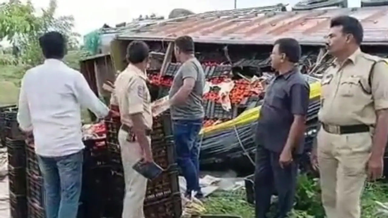 சாலையில் கவிழ்ந்த தக்காளி லாரி.. அள்ள வந்த மக்களால் லாரிக்கு போலீஸ் பாதுகாப்பு Tomato பரிதாபங்கள்!