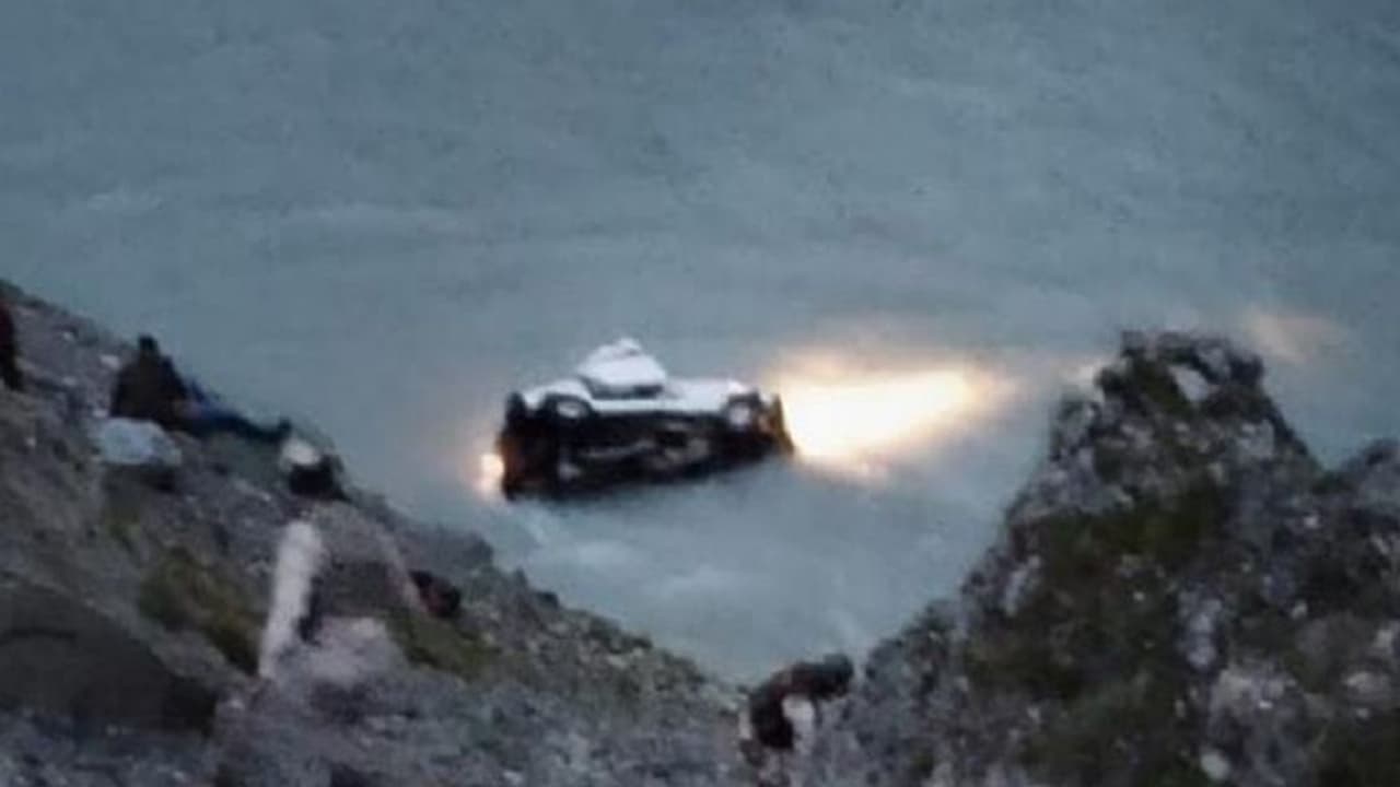 సింధ్ నదిలోకి దూసుకెళ్లిన సీఆర్పీఎఫ్ జవాన్లు ప్రయాణిస్తున్న వాహనం.. 8 మందికి గాయాలు