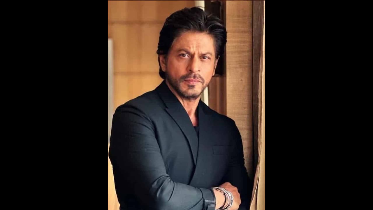 താരം കിംഗ് ഖാന്; ഒരു ട്രോഫിക്ക് ചുറ്റും ലോകത്തെ അണിനിരത്തി ഏകദിന ലോകകപ്പ് പ്രൊമോ വീഡിയോ താരം കിംഗ് ഖാന്; ഒരു ട്രോഫിക്ക് ചുറ്റും ലോകത്തെ അണിനിരത്തി ഏകദിന ലോകകപ്പ് പ്രൊമോ വീഡിയോ