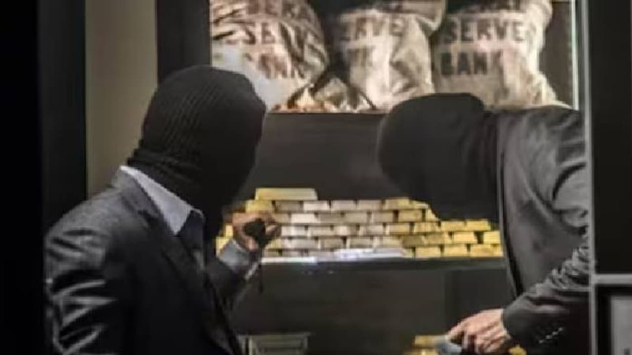 കള്ളനെ ഇങ്ങനെ പറ്റിക്കാമോ? കൊള്ളയടിക്കാൻ ബാങ്കിൽ കയറിയ കള്ളനെ തന്ത്രപൂർവ്വം കുടുക്കി കാഷ്യർ കള്ളനെ ഇങ്ങനെ പറ്റിക്കാമോ? കൊള്ളയടിക്കാൻ ബാങ്കിൽ കയറിയ കള്ളനെ തന്ത്രപൂർവ്വം കുടുക്കി കാഷ്യർ