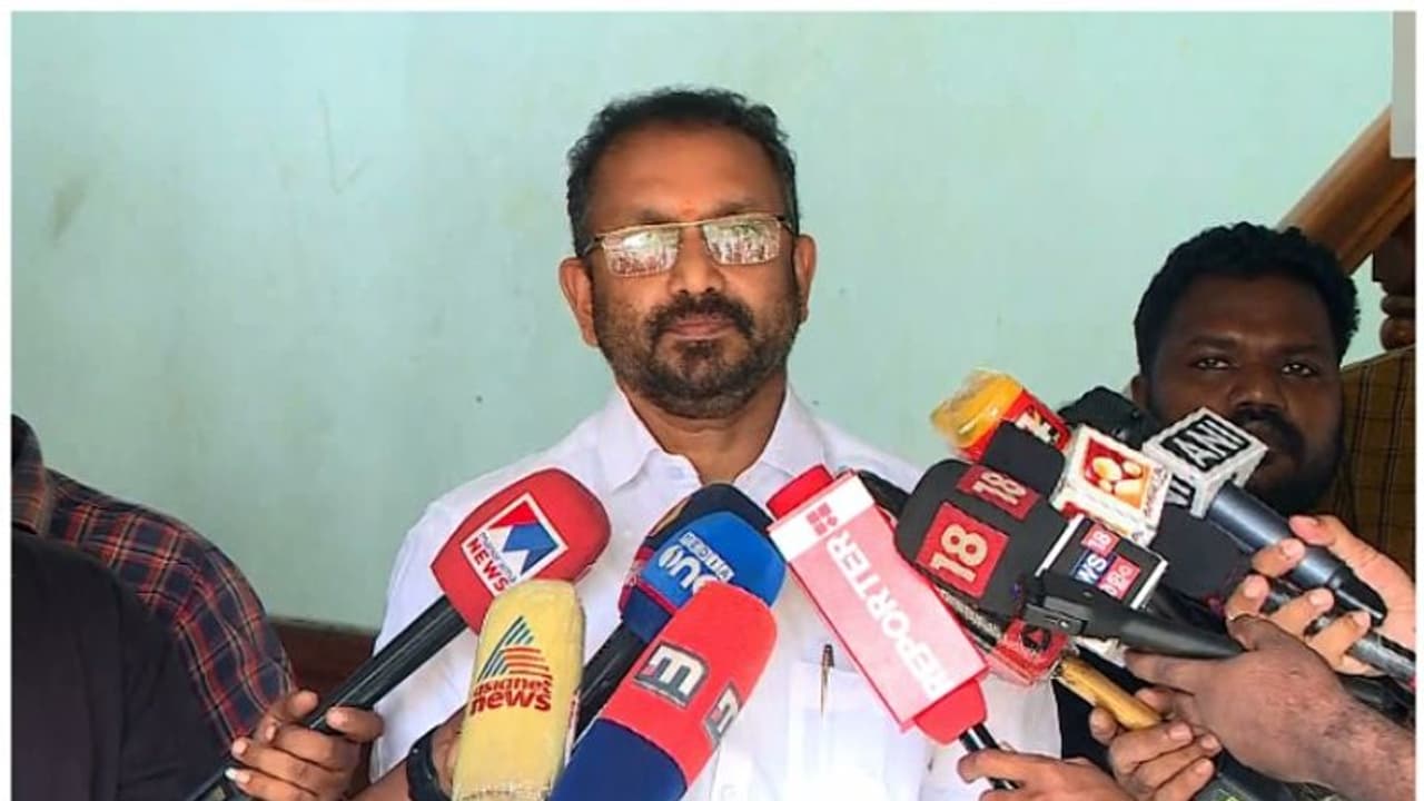 മുതലപ്പൊഴിയിൽ ഇടത് വലത് മുന്നണികൾ രാഷ്ട്രീയം കളിക്കുന്നു; കെ സുരേന്ദ്രൻ മുതലപ്പൊഴിയിൽ ഇടത് വലത് മുന്നണികൾ രാഷ്ട്രീയം കളിക്കുന്നു; കെ സുരേന്ദ്രൻ