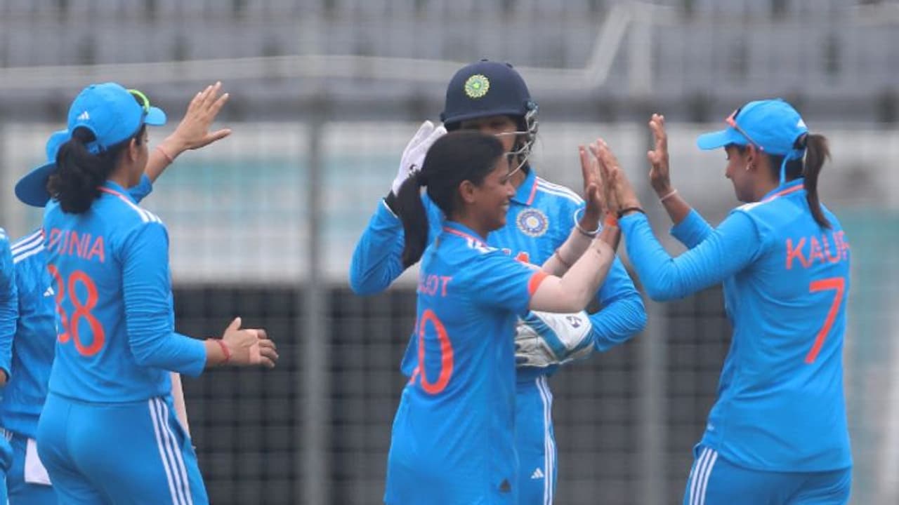 അമന്‍ജോതിന് അരങ്ങേറ്റത്തില്‍ 4 വിക്കറ്റ്; ബംഗ്ലാ വനിതകളെ കുഞ്ഞന്‍ സ്കോറില്‍ തളച്ച് ഇന്ത്യ 