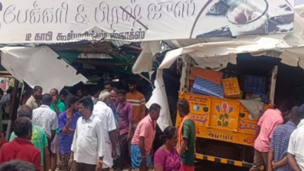 டீ கடைக்குள் புகுந்த வேன்.. மகன் மற்றும் தாய் உள்பட மூவர் உடல் நசுங்கி பலி ஒட்டன்சத்திரம் போலீசார் விசாரணை! டீ கடைக்குள் புகுந்த வேன்.. மகன் மற்றும் தாய் உள்பட மூவர் உடல் நசுங்கி பலி ஒட்டன்சத்திரம் போலீசார் விசாரணை!